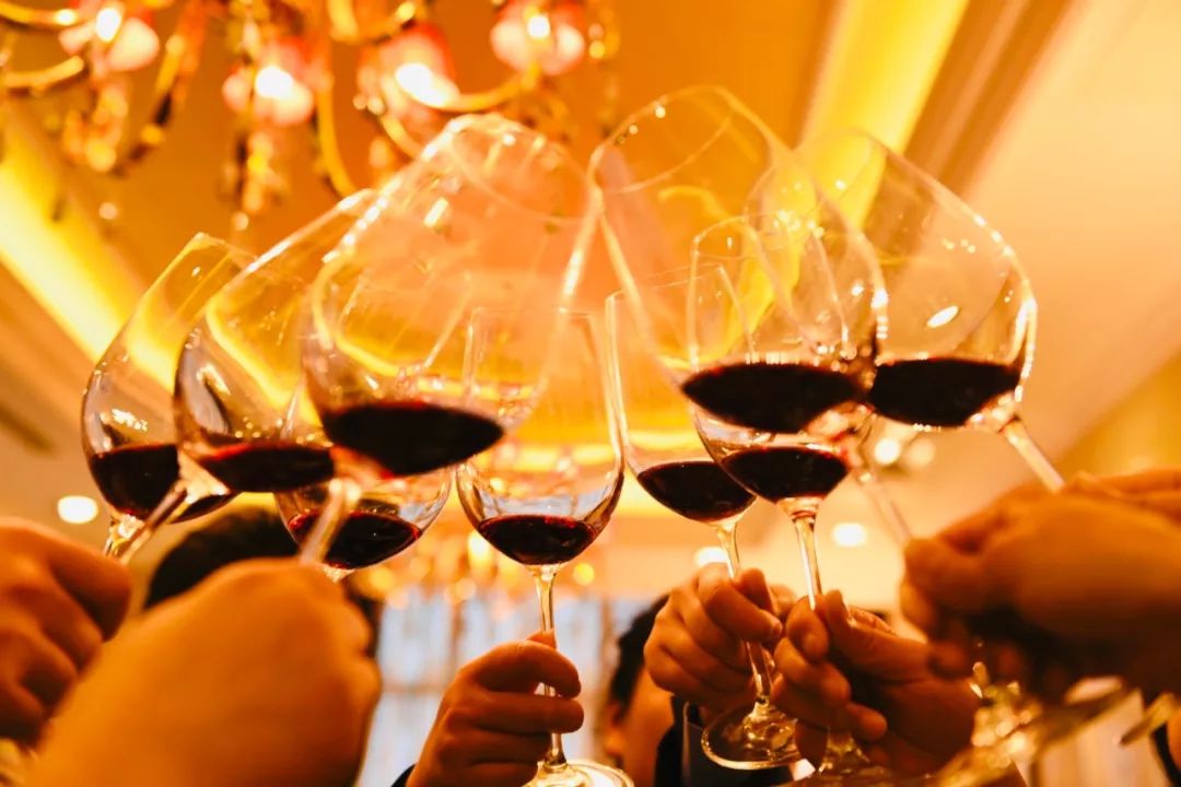 如何描述红葡萄酒的口感？